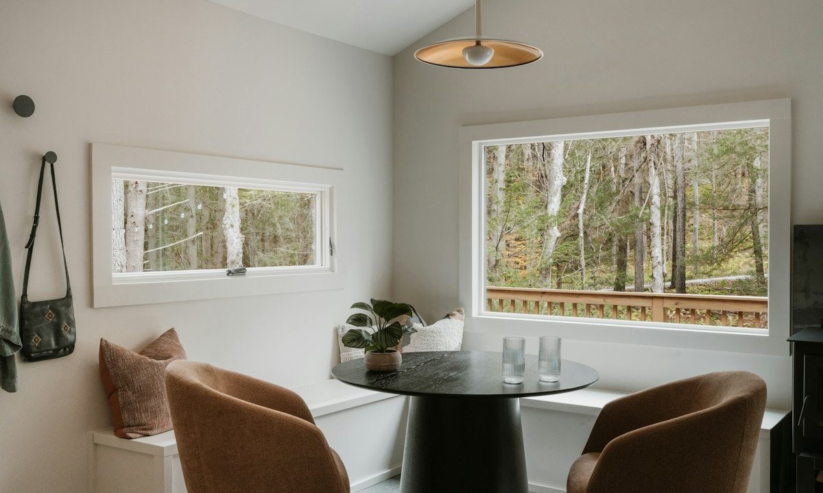 Interior rumah minimalis dengan cahaya alami